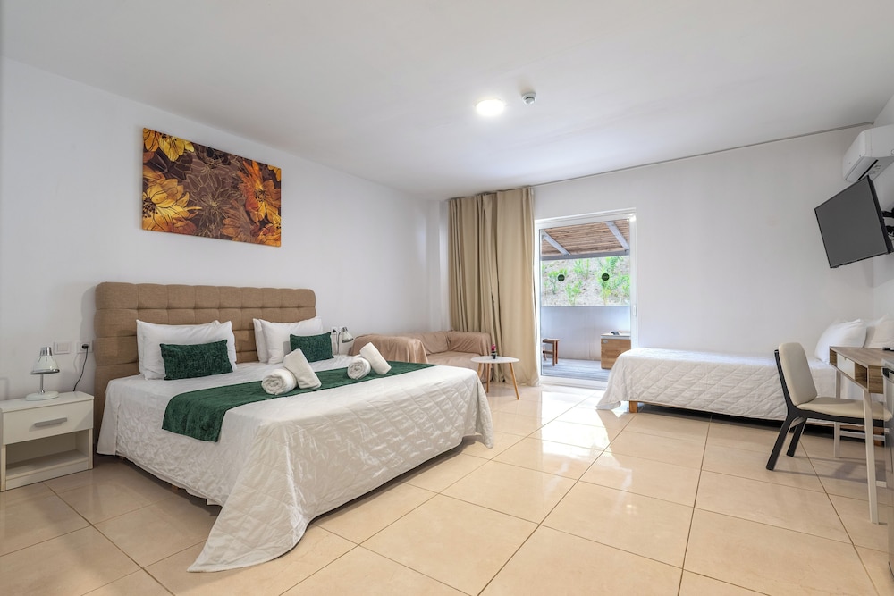 SUITE, 1 KING AND 1 SINGLE BEDS, HOT TUB