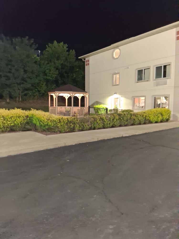 Super 8 by Wyndham West Middlesex/Sharon Area 39/42