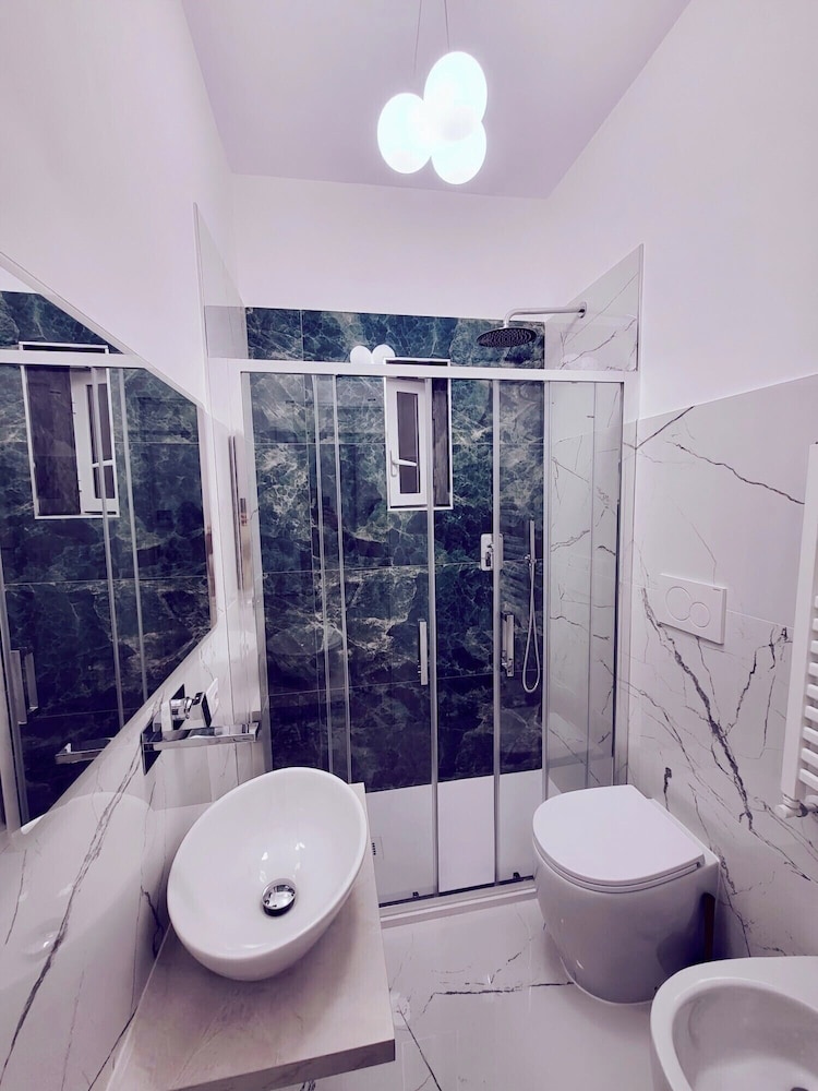 Rhome Sweet Rhome Suite 33/40