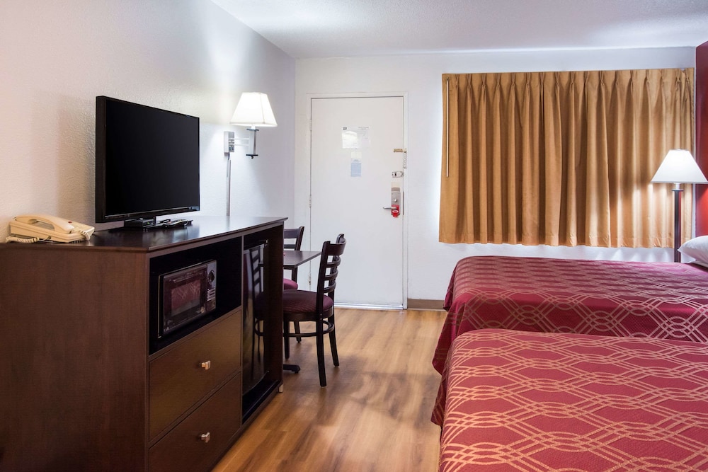Bend Inn Suites Ex Econo Lodge 26/28
