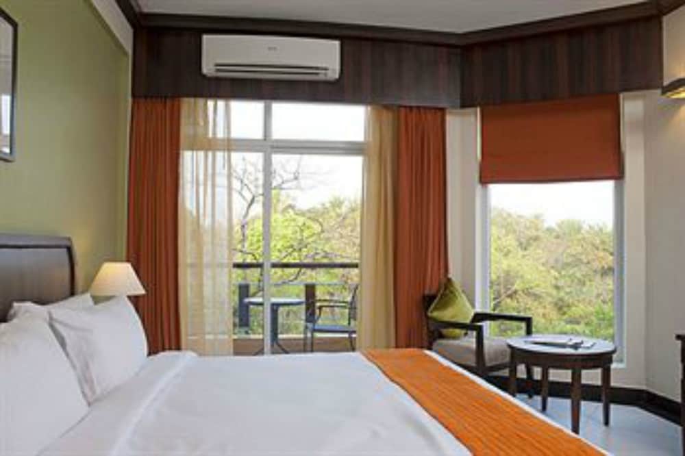 DELUXE, KING BED