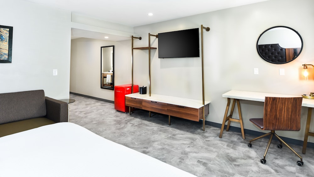 Hollywood Inn Suites Hotel 30/54