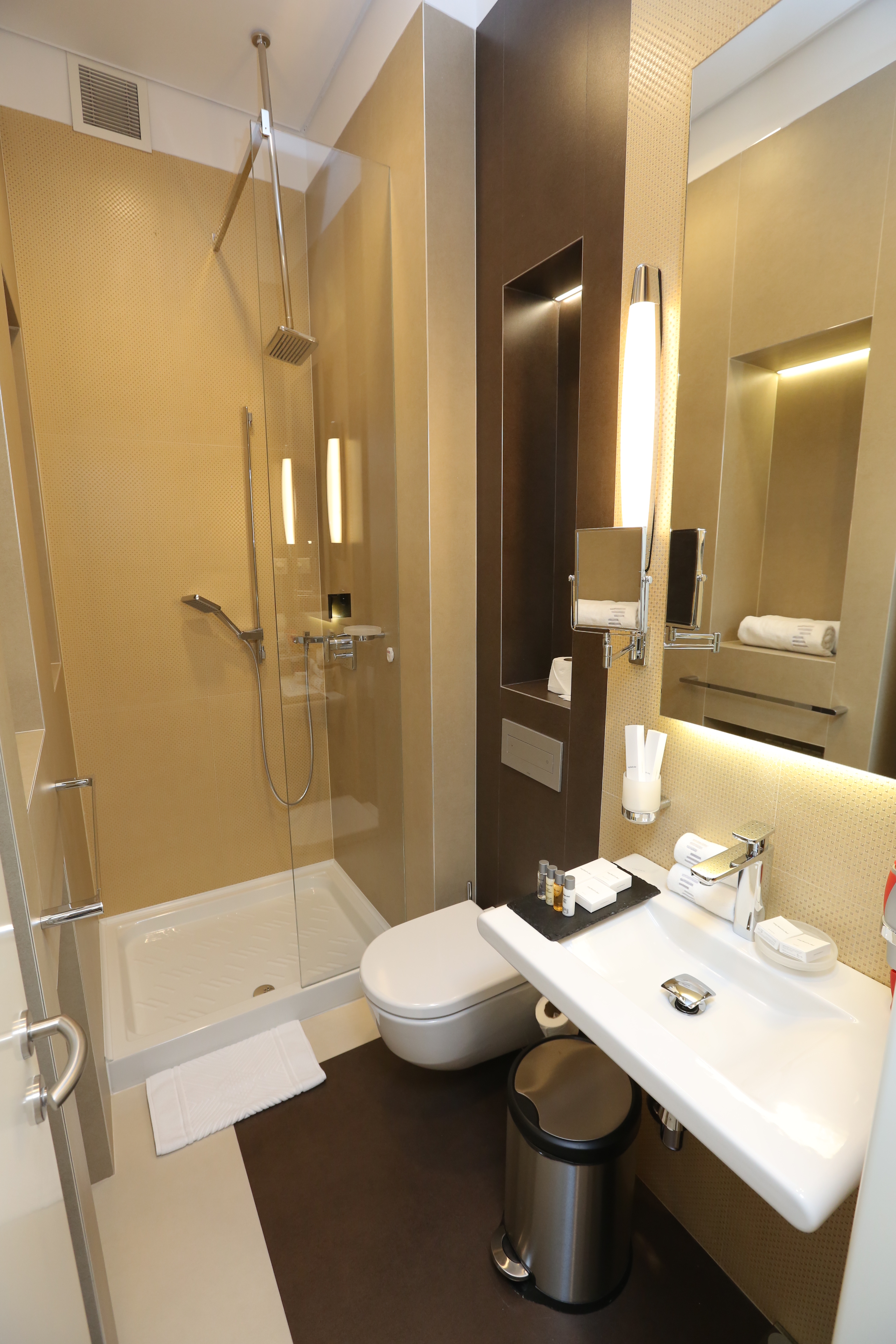 جناح جونيور، Zepter Hotel Belgrade 2/2