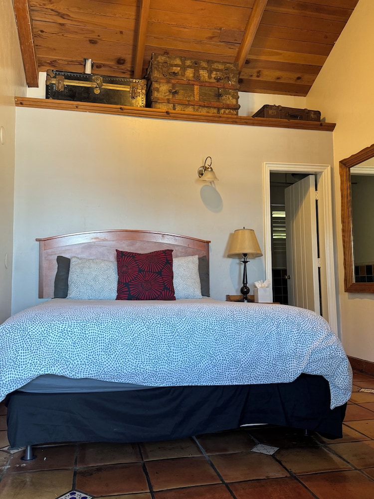 ROOM, QUEEN BED