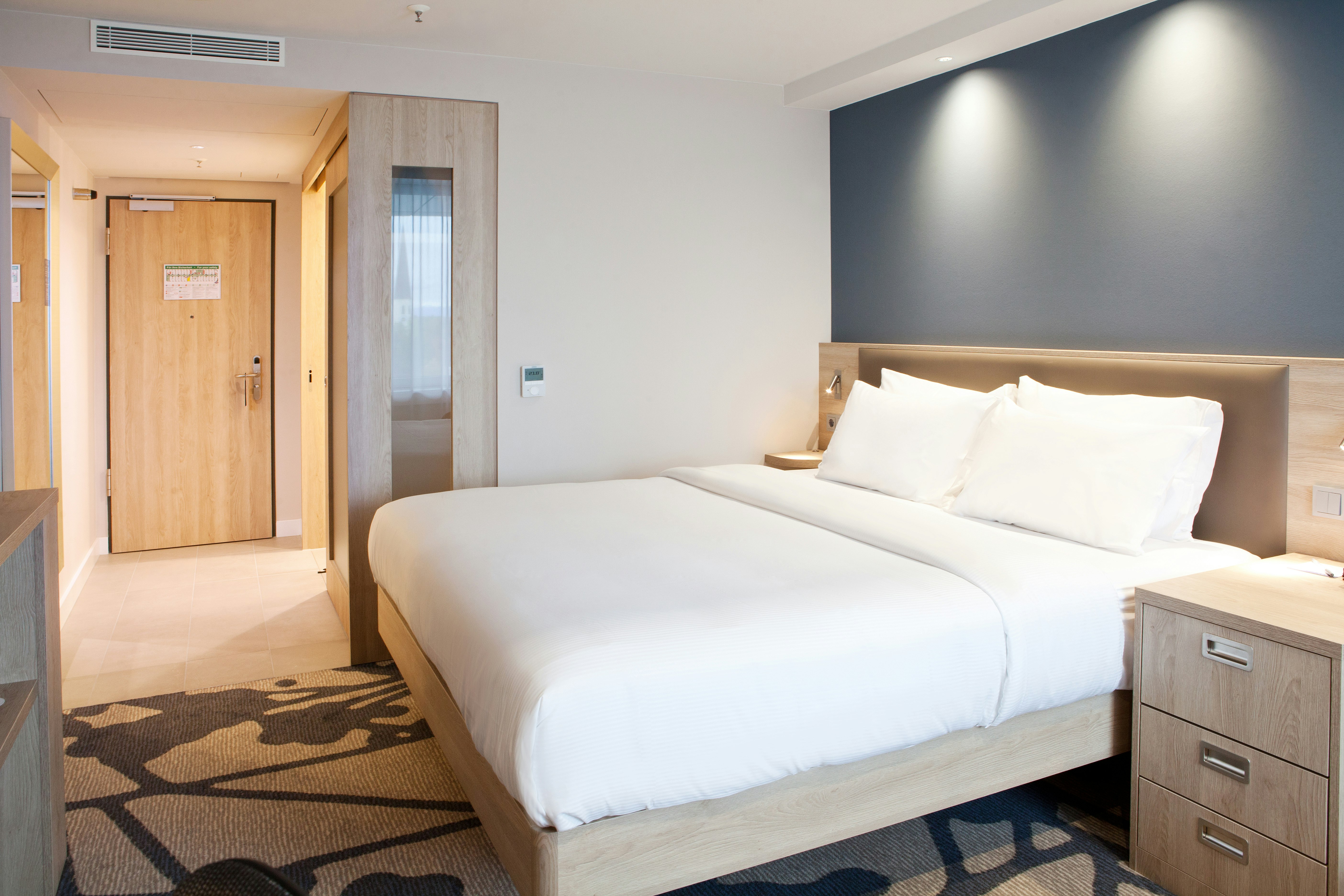 ROOM, KING BED