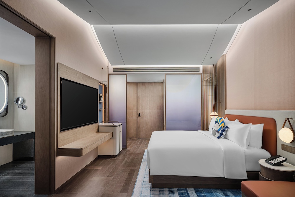 Grand, King Bed, River View, Courtyard Area, Accessible, voco Xitang by IHG 2/4