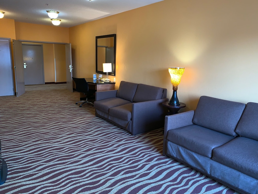 Days Inn & Suites by Wyndham Albany 34/48