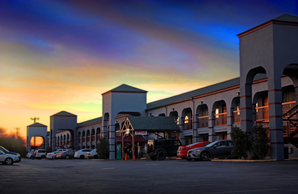 Americas Best Value Inn - Frost Bank Center 2/36