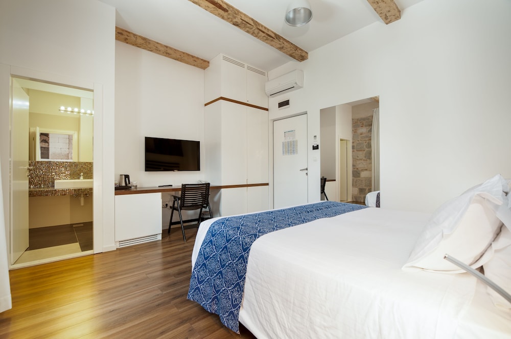 DELUXE, DOUBLE BED