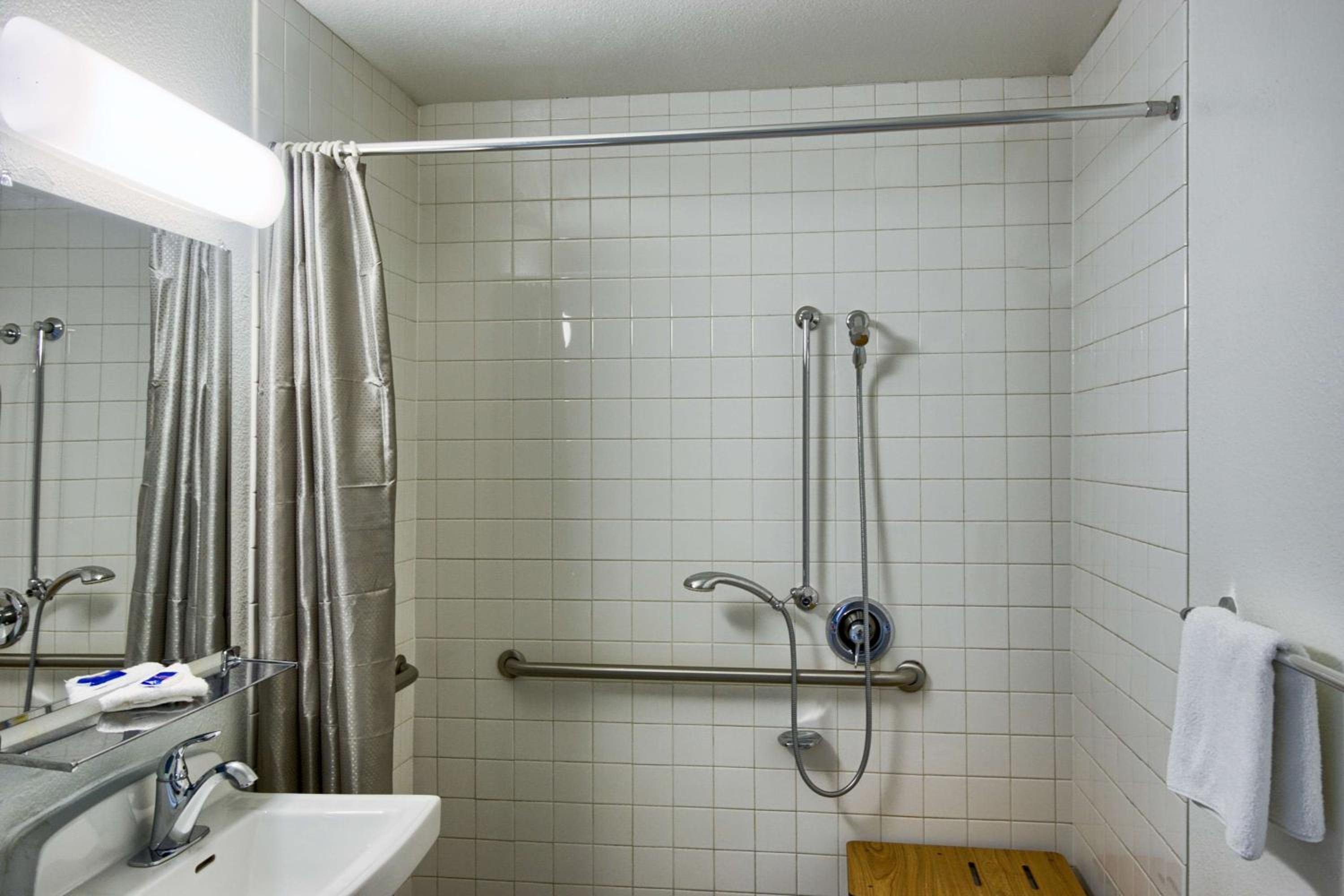 1 Full Bed ADA/RI Shower، Motel6 Everett, WA - North 9/10