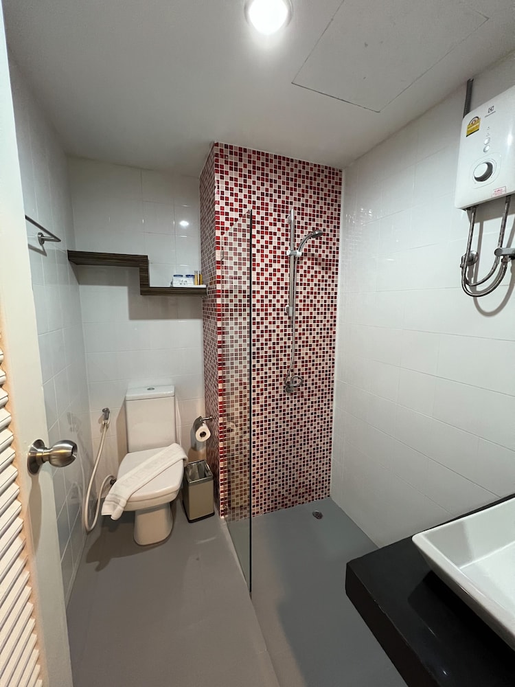 Dragon River Avenue Hotel 39/40