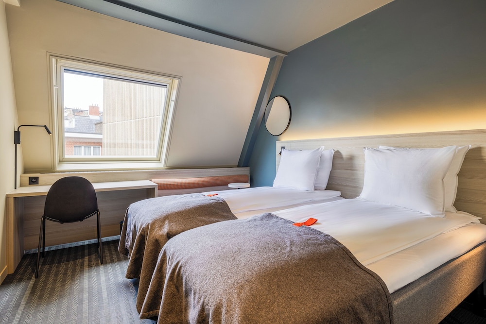 ROOM, TWIN BEDS