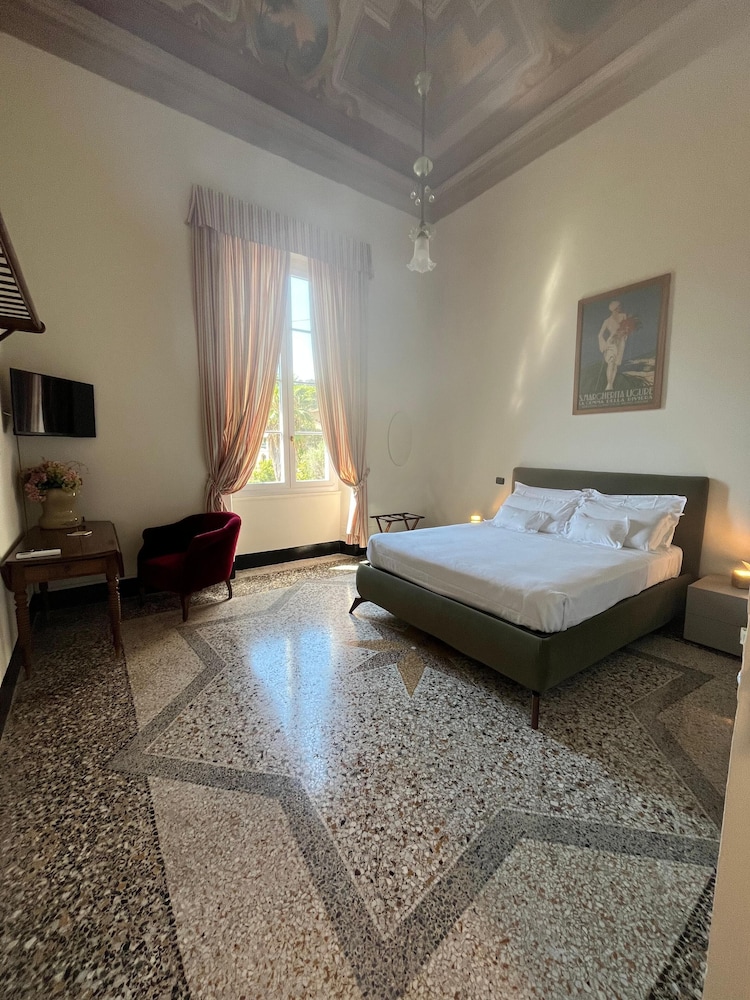 1 Bedroom, Tower, Superior, Queen Bed, Partial Sea View