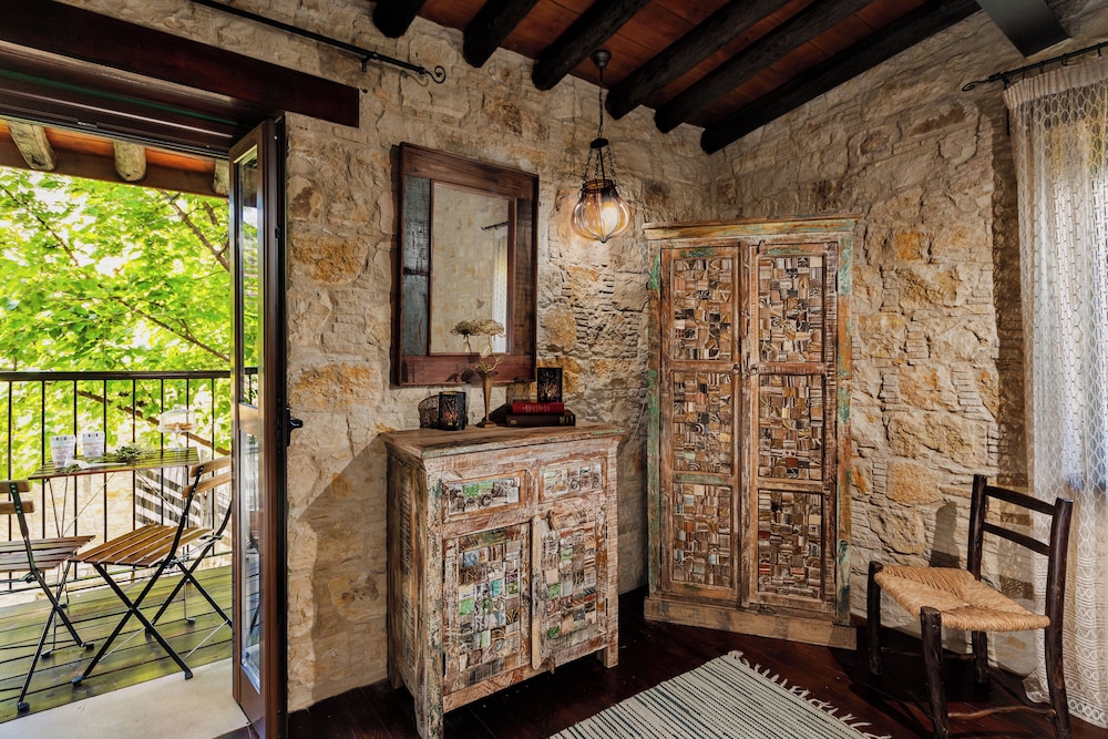 OINOESSA TRADITIONAL BOUTIQUE HOUSES 25/50