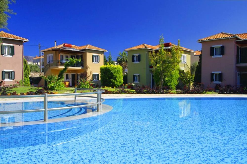 Saint Thomas Village 40/41