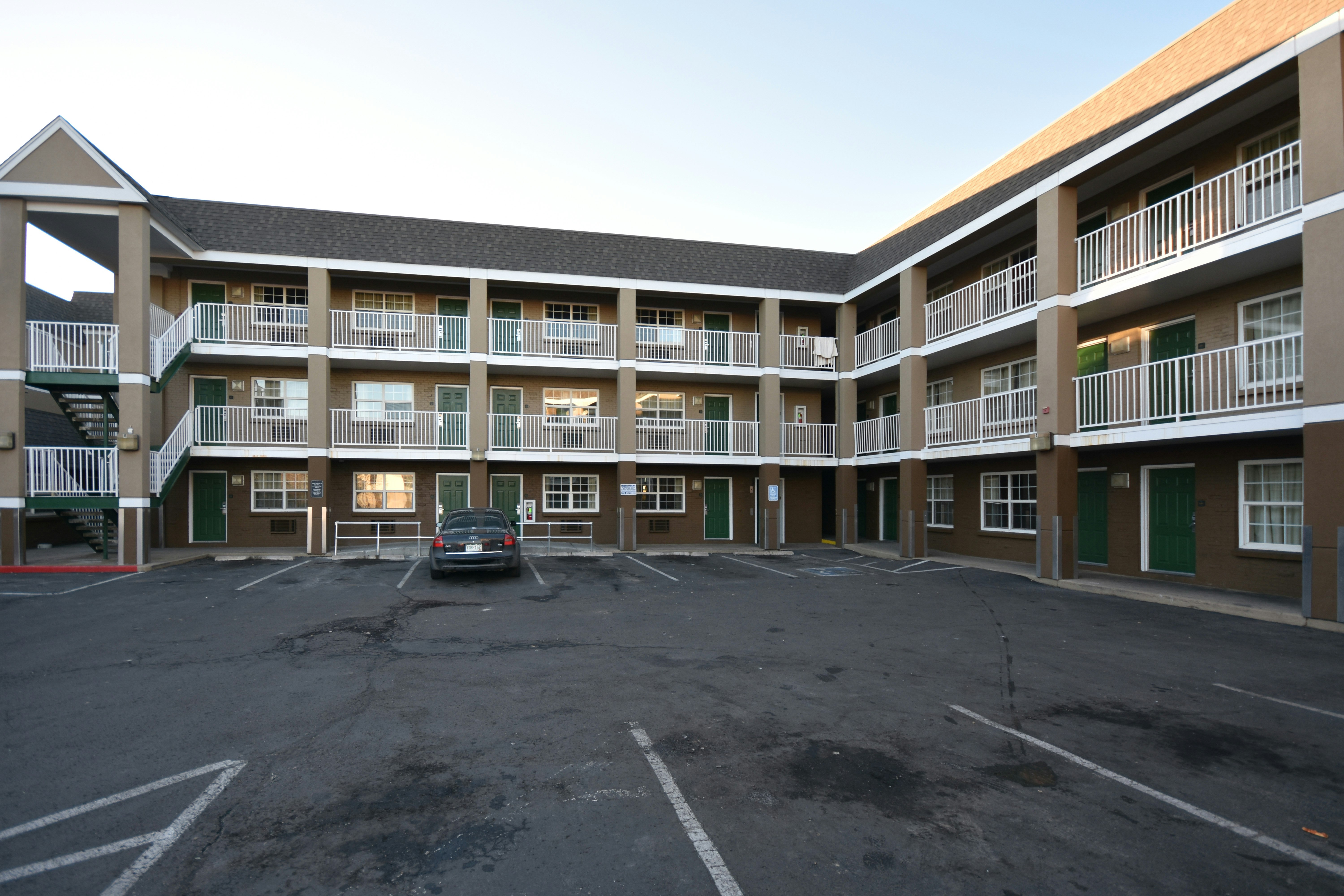 HomeTowne Studios by Red Roof Denver - Lakewood West 33/42