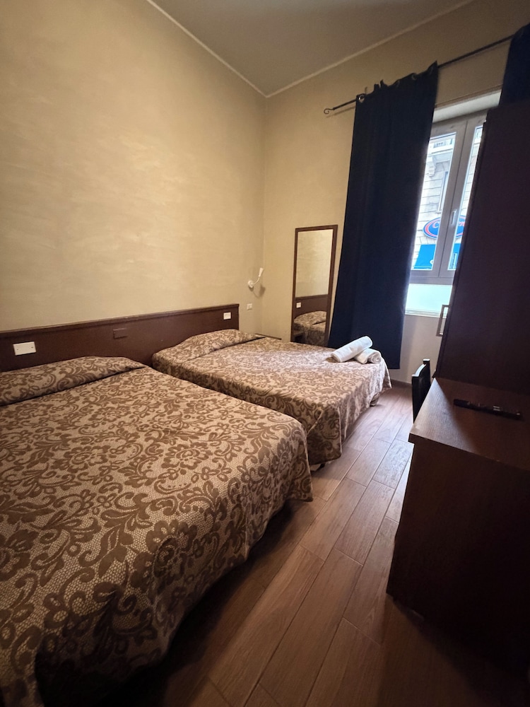 ROOM, QUADRUPLE