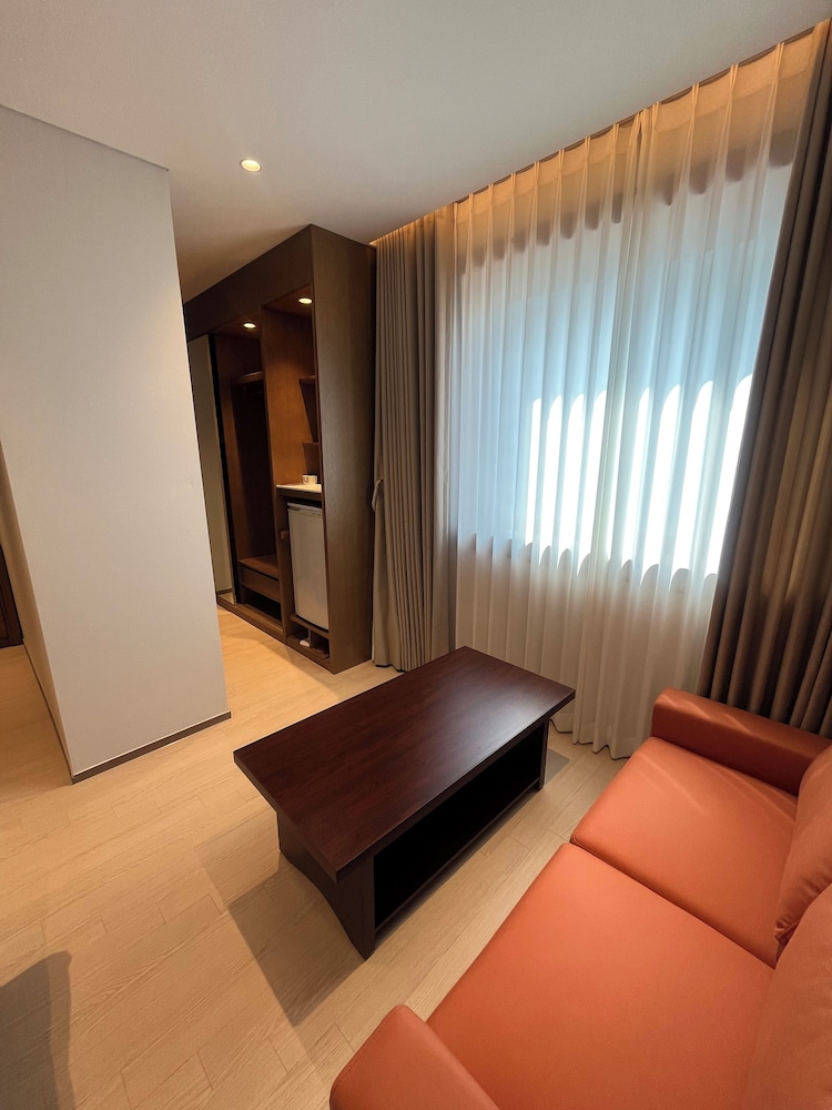 Hotel International 45/66