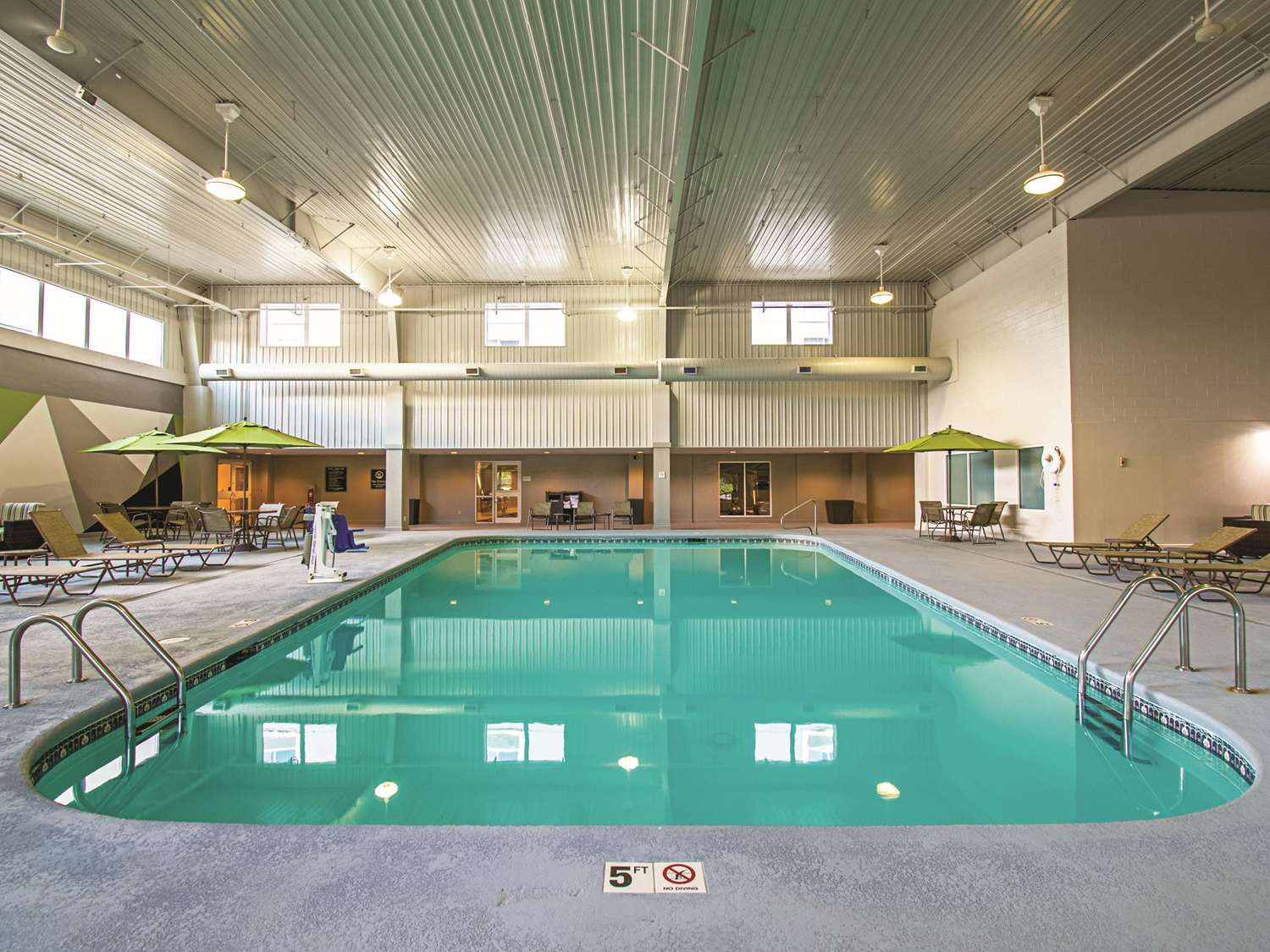 La Quinta Inn & Suites by Wyndham Cincinnati Sharonville 18/45