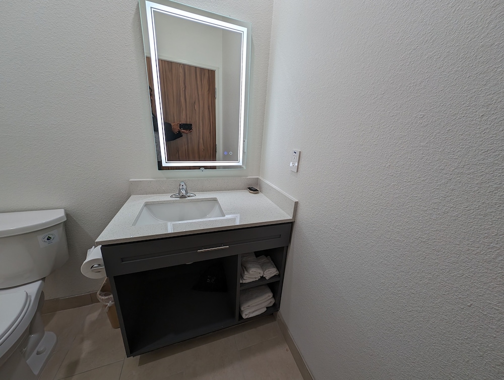 Texas Bungalows Hotel and Hotel Que at i35 Austin Pflugerville 42/43