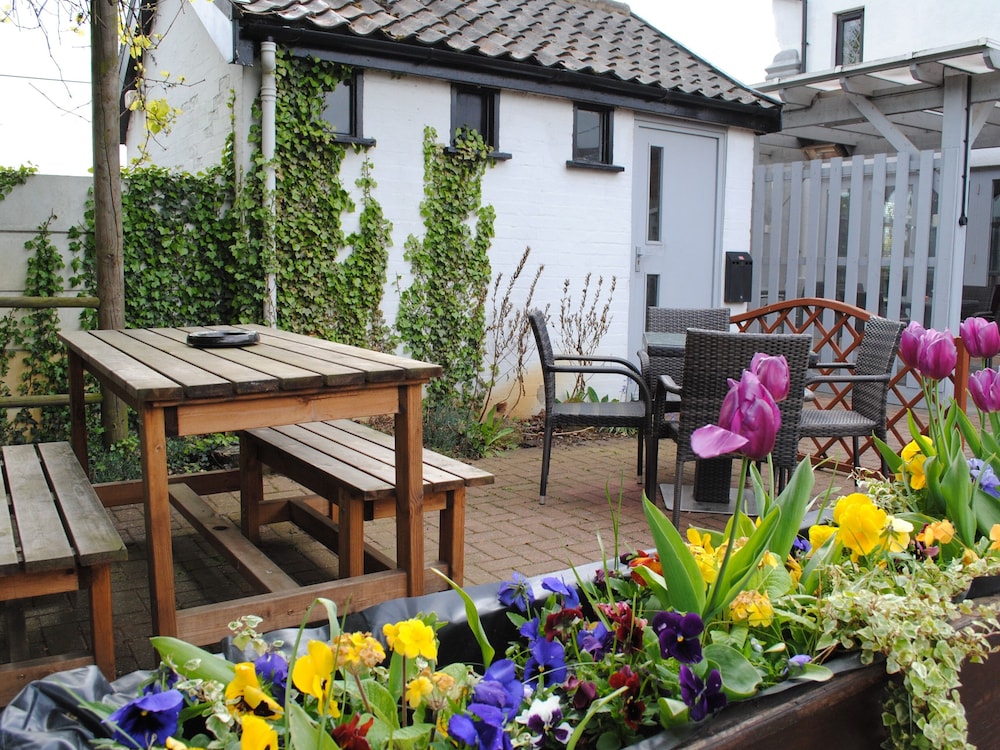 Marsham Arms Coaching Inn Hotel 52/65