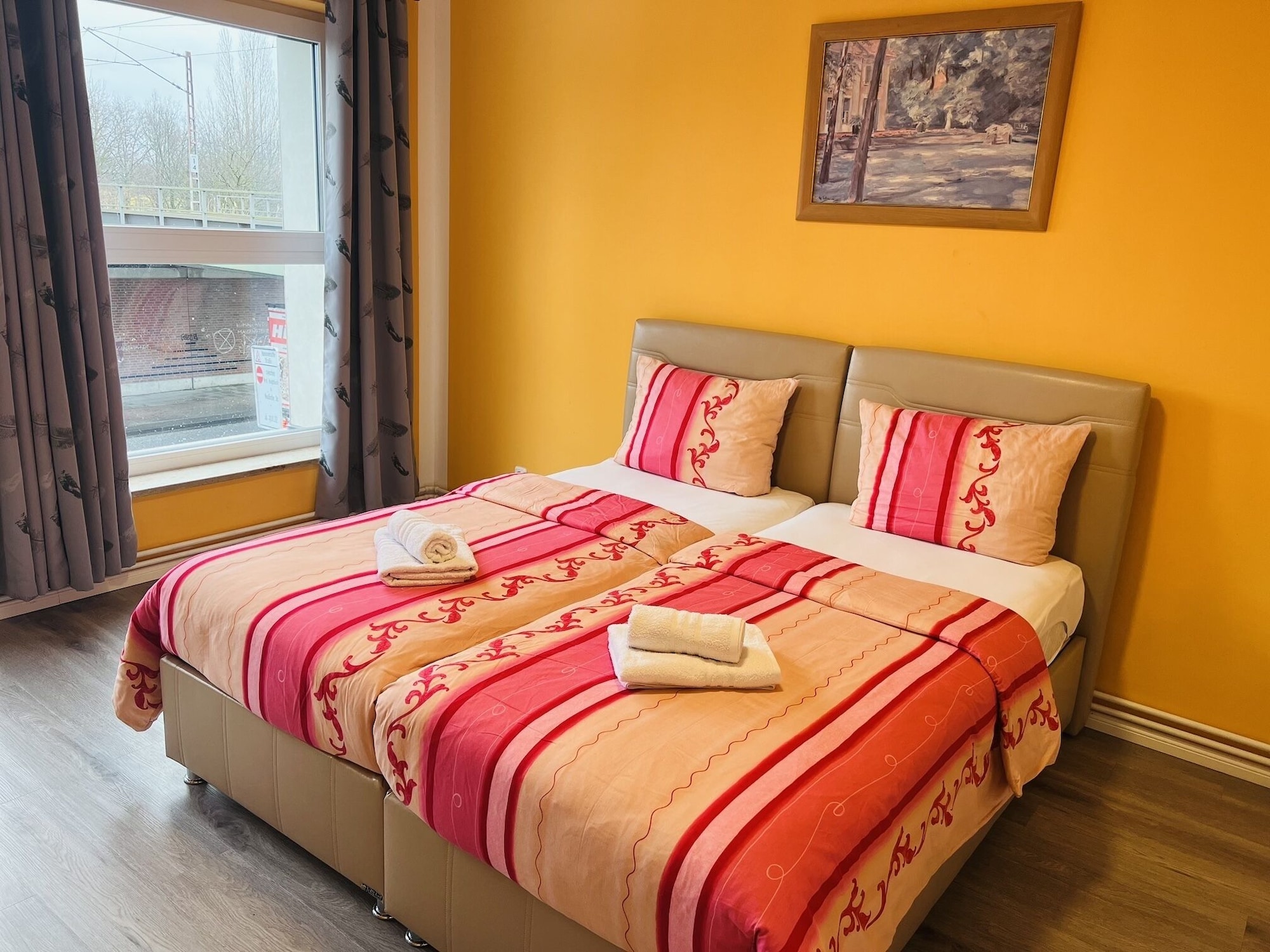 ROOM, DOUBLE BED