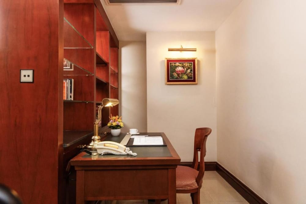 River, Executive, Suite, King Bed, Sofa, Cambodiana Hotel 9/9