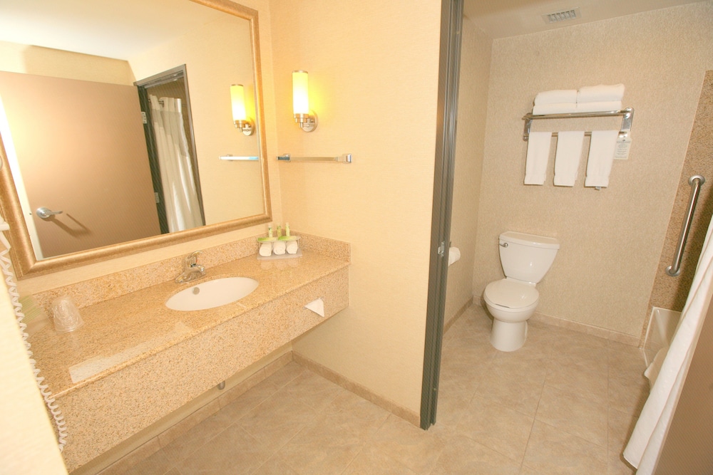 HOLIDAY INN EXPRESS SAN DIEGO SOUTH - CHULA VISTA 13/71