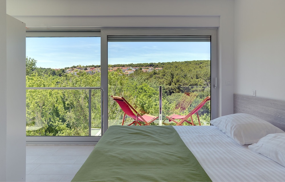 1 BEDROOM, SUITE, BALCONY