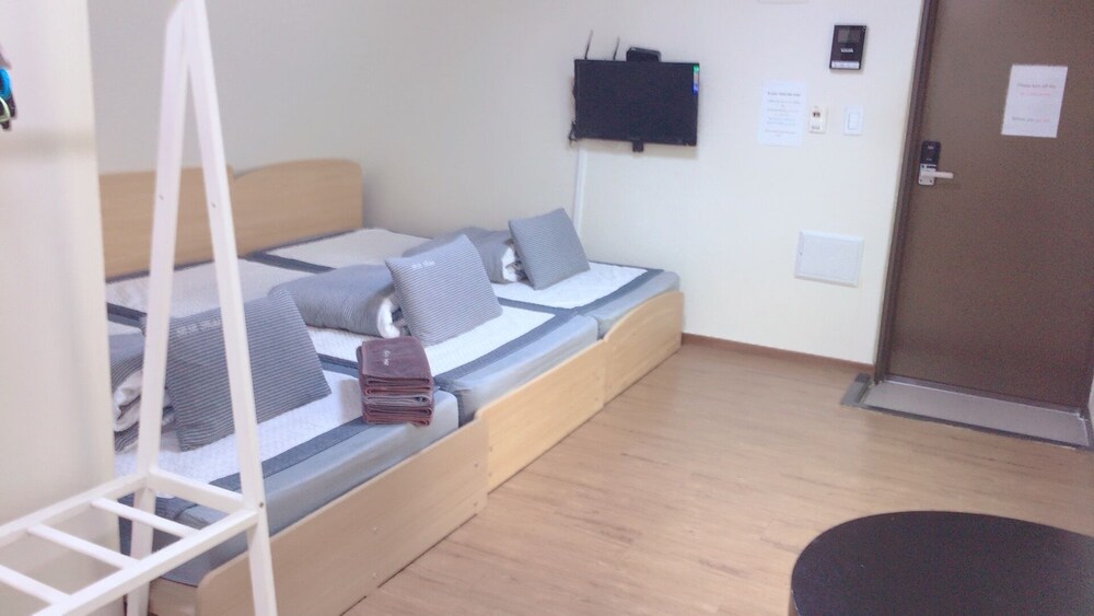 KW Hongdae Line Hostel 12/40