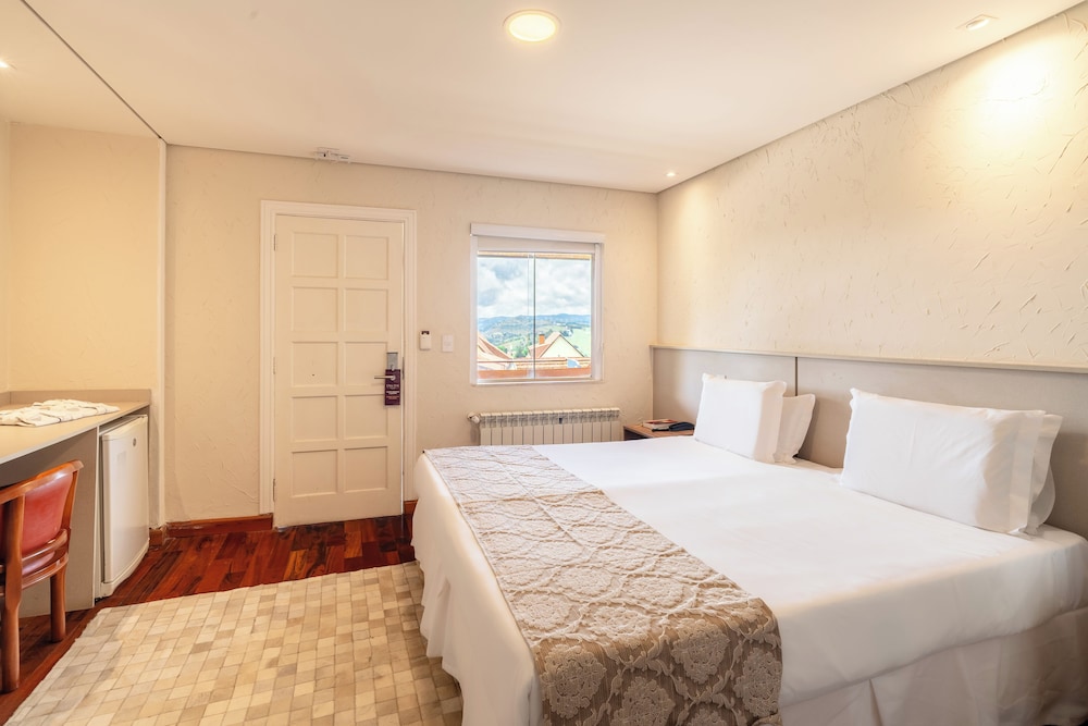 Chris Park Hotel 32/74