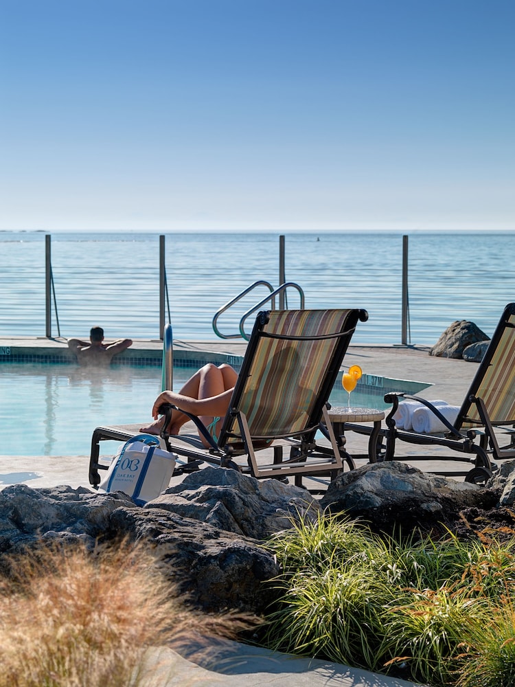 Oak Bay Beach Hotel 37/65