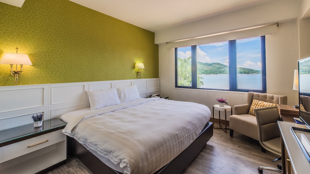 Silvermine Beach Resort 32/68