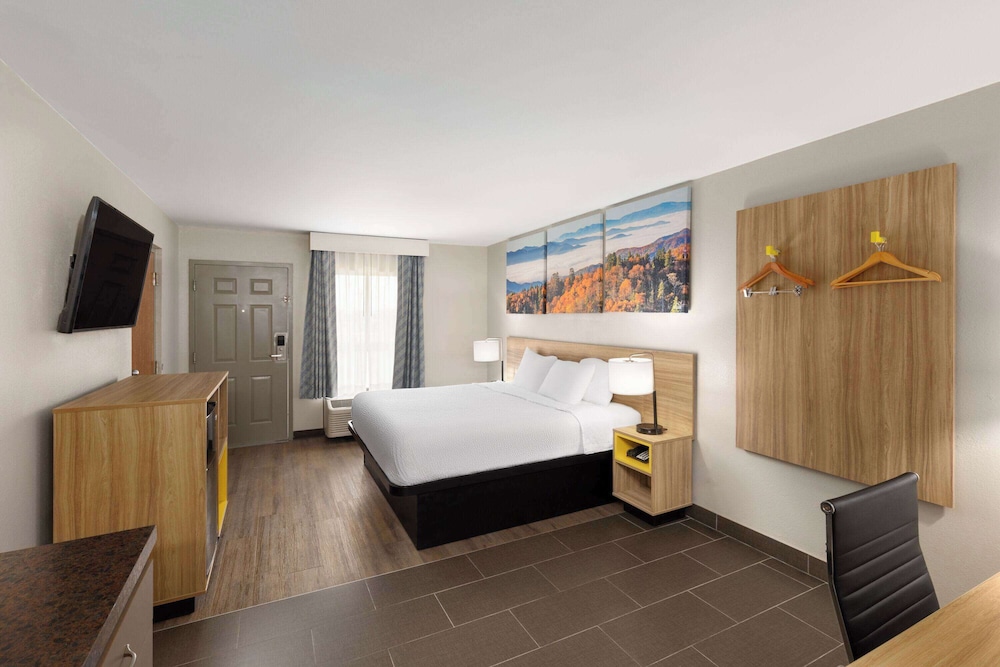 Efficiency, King Bed, Days Inn By Wyndham Clarksville North 2/3