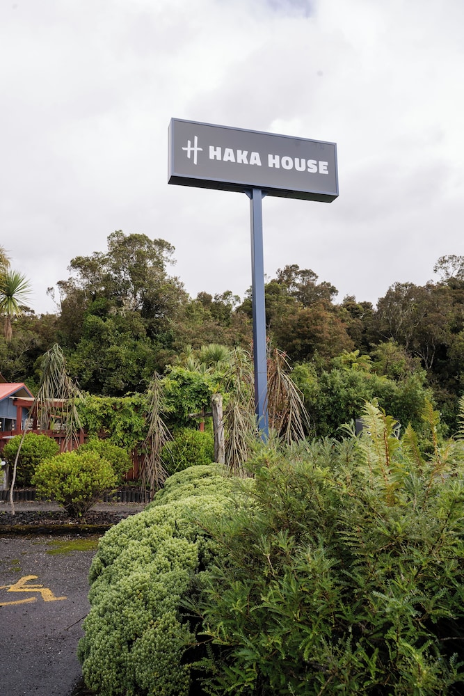 Haka House Franz Josef 32/35