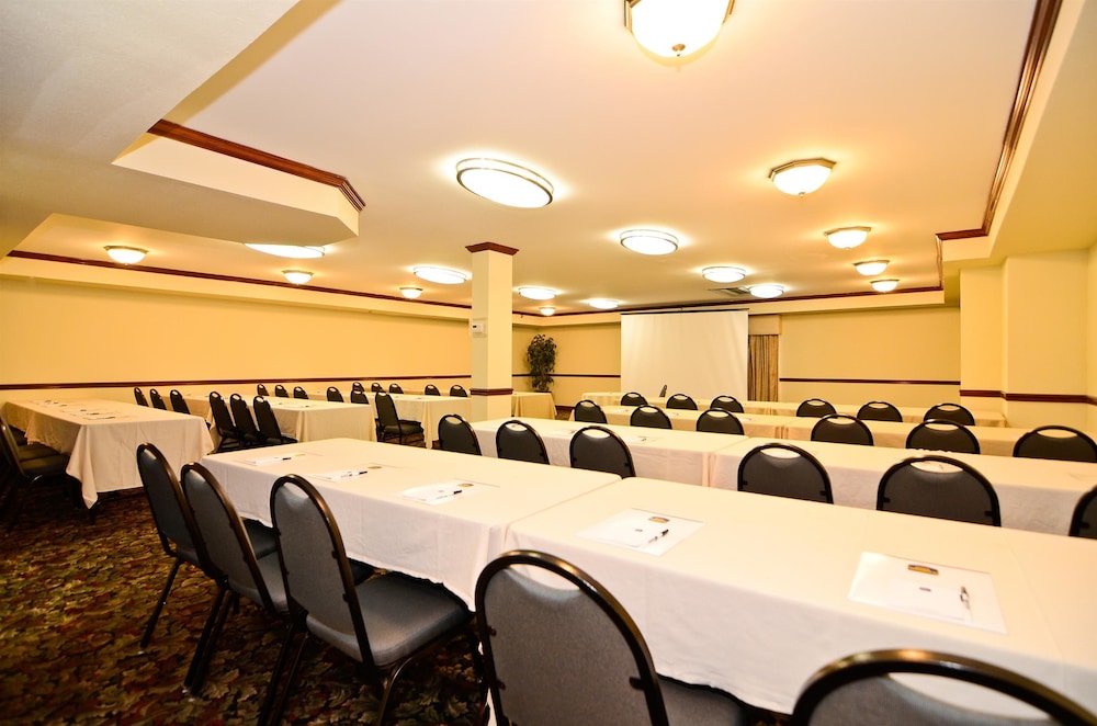 Best Western Louisville East Inn & Suites 33/38
