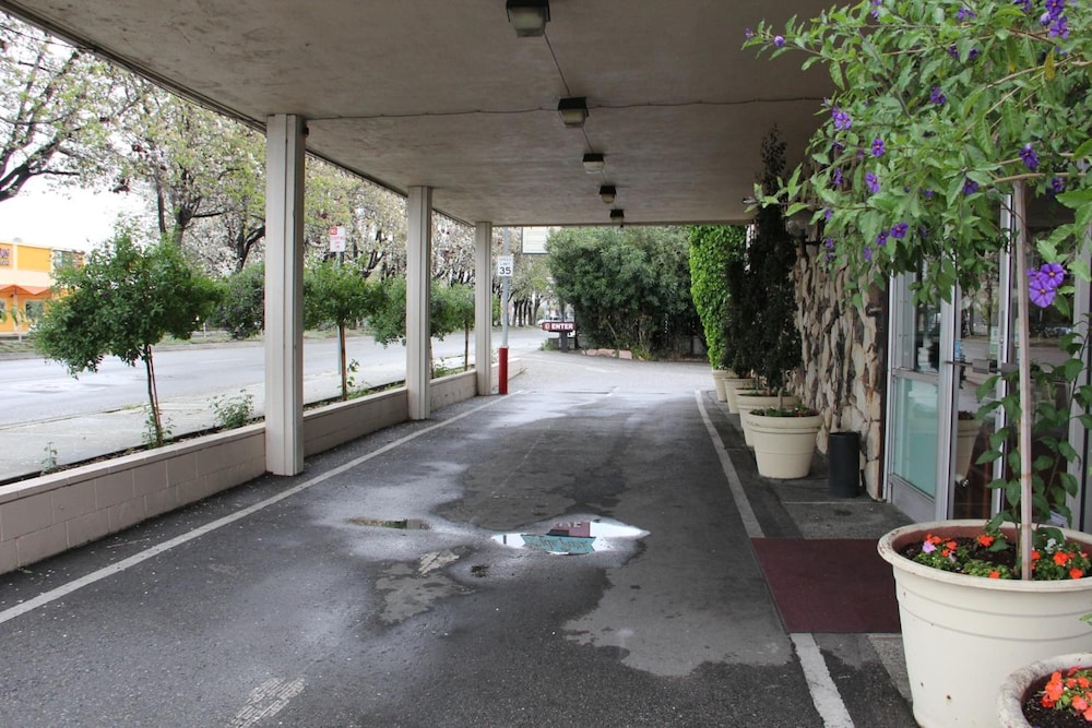Caravelle Inn Suites 22/31