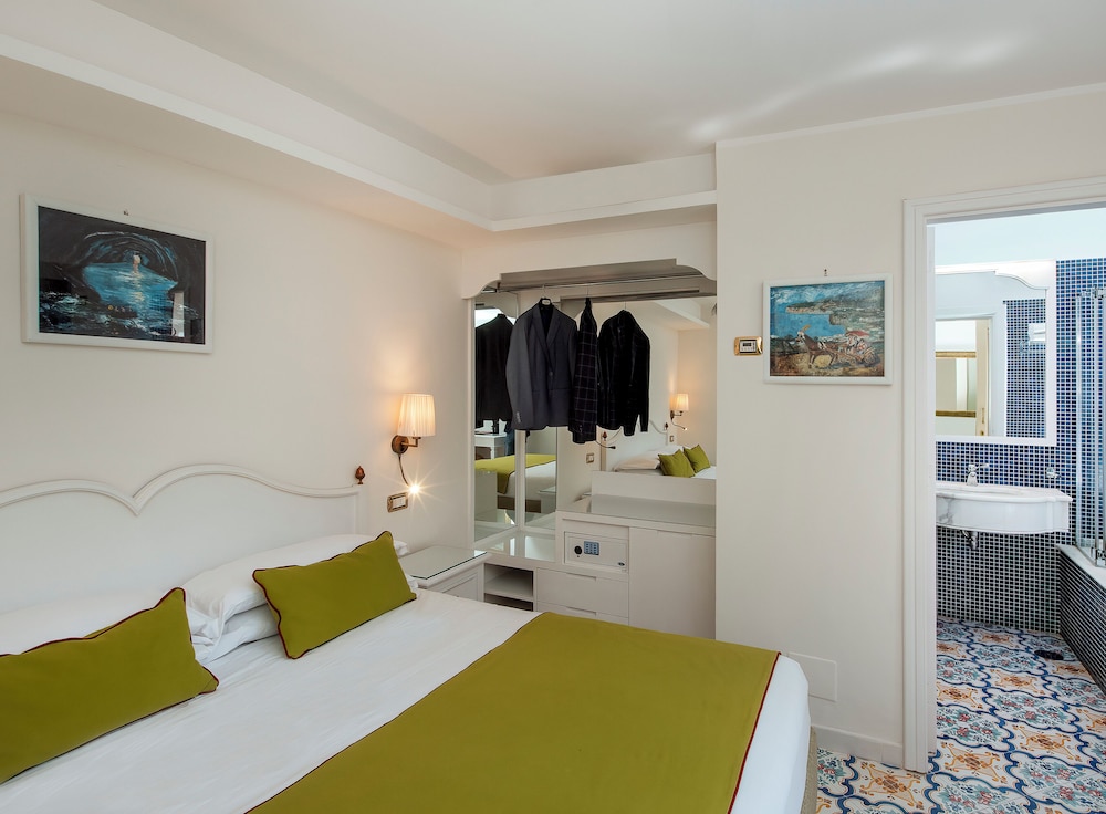 Classic, Double or Twin Bed, Pool Side