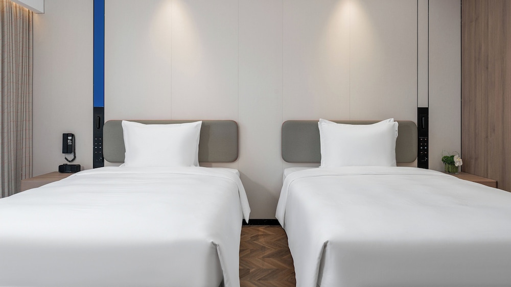 Standard, Queen Bed