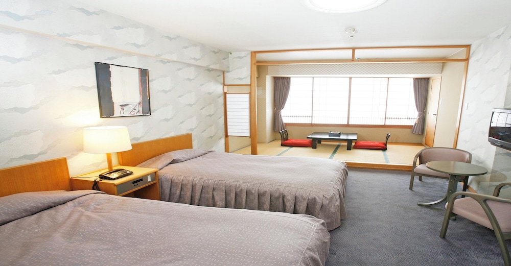 ROOM, TWIN BEDS