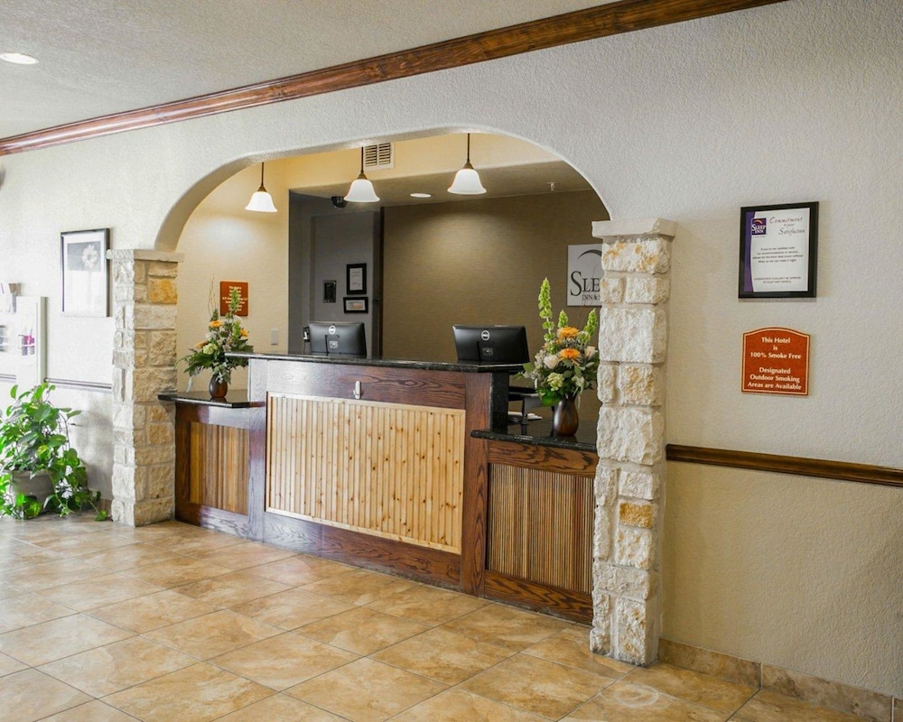 Sleep Inn & Suites Gonzales near Palmetto State Park 11/50