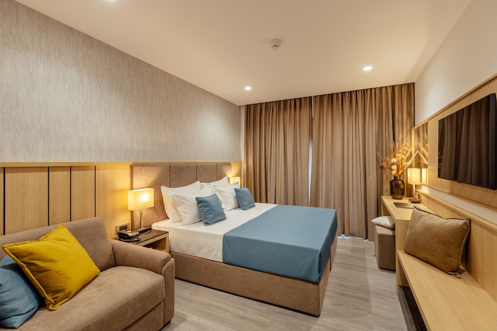 Deluxe, Double or Twin Bed
