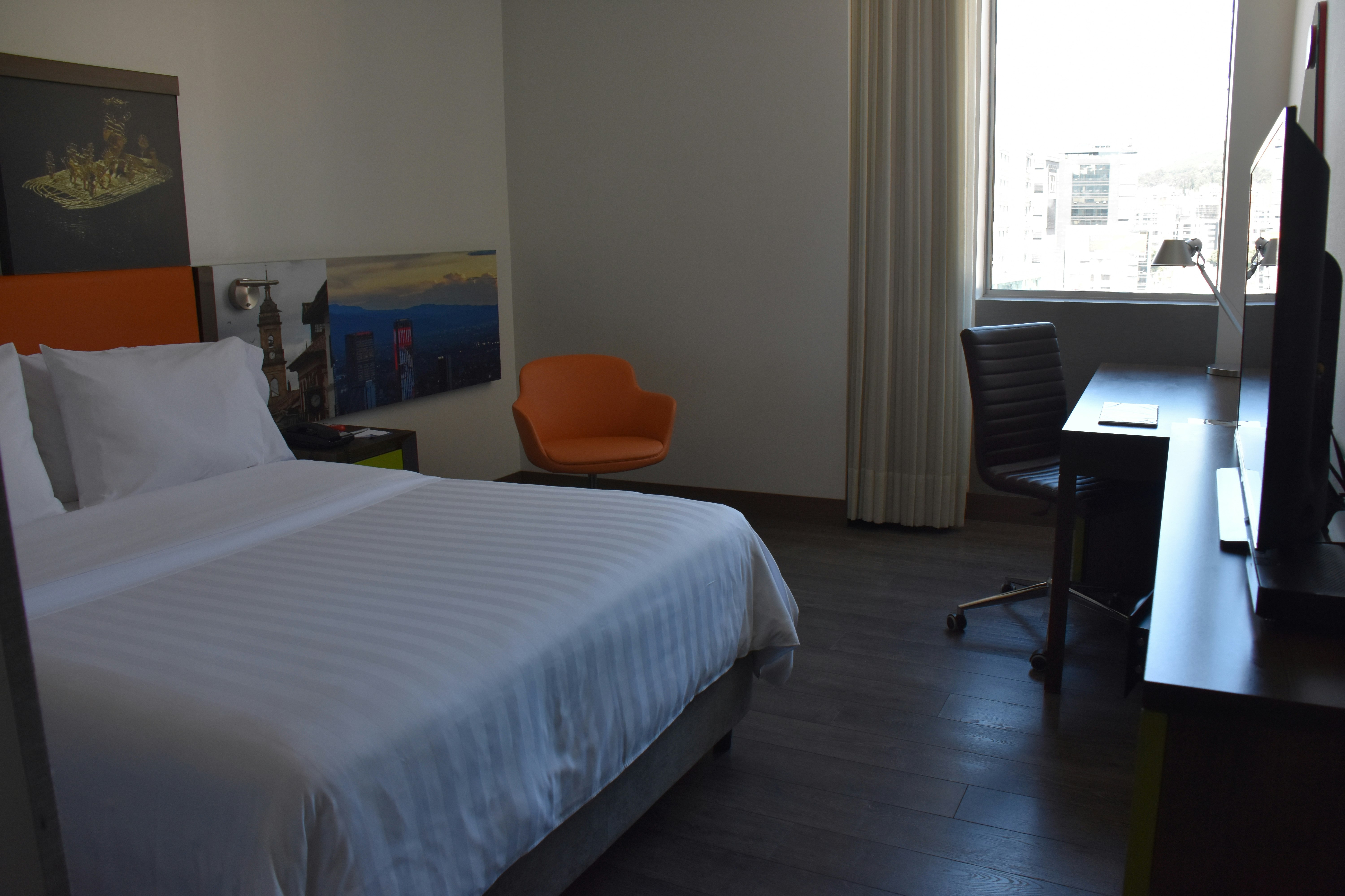 ROOM, QUEEN BED