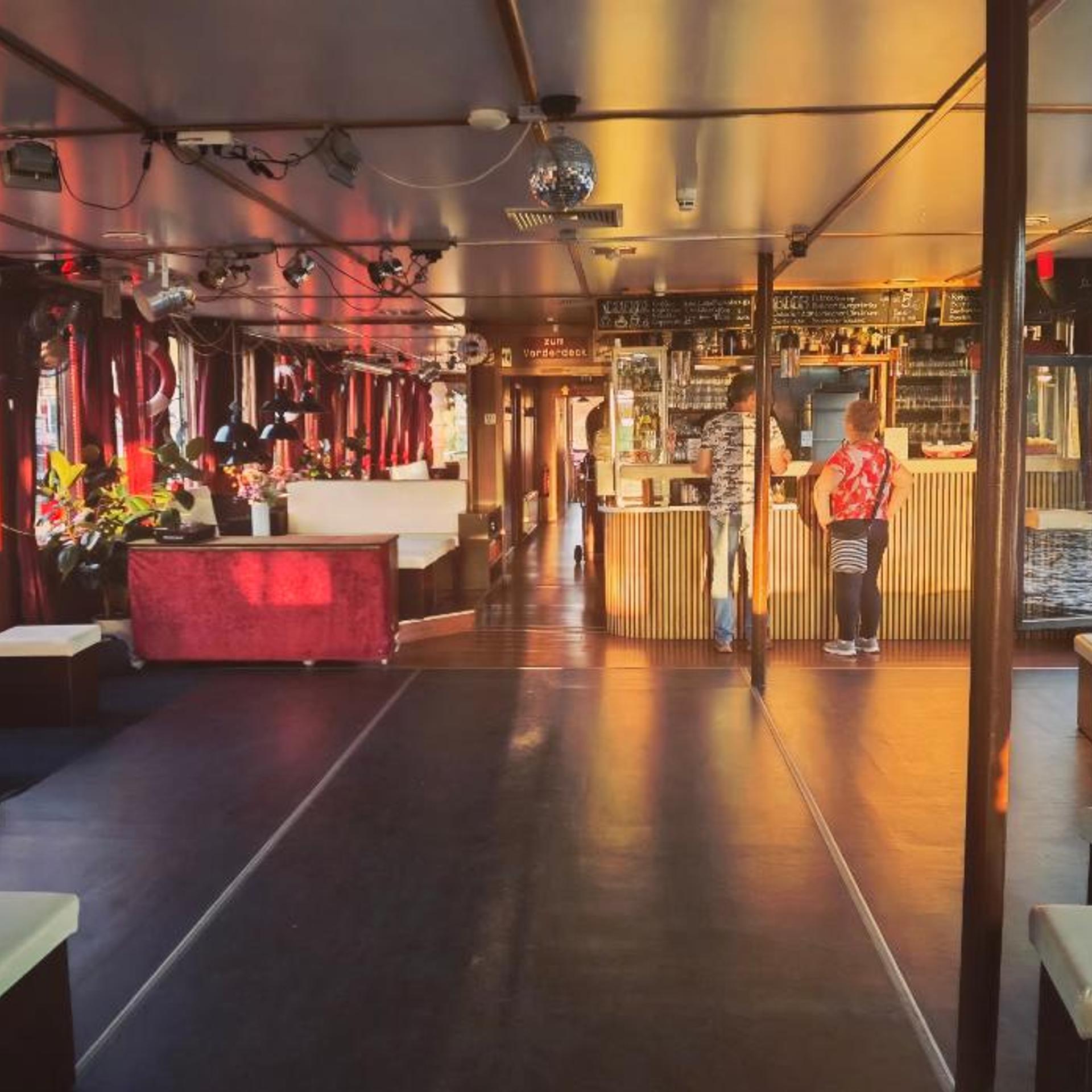 Eastern Comfort Hotel & Hostelboat 7/58