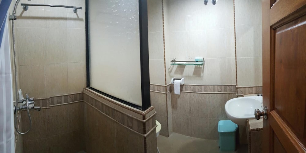 Flora Place Hotel 32/33