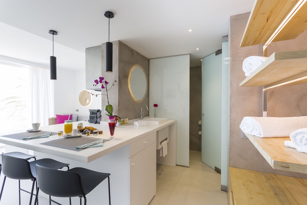 جناح جونيور بإطلالة على الفناء، One Ibiza Suites 4/4