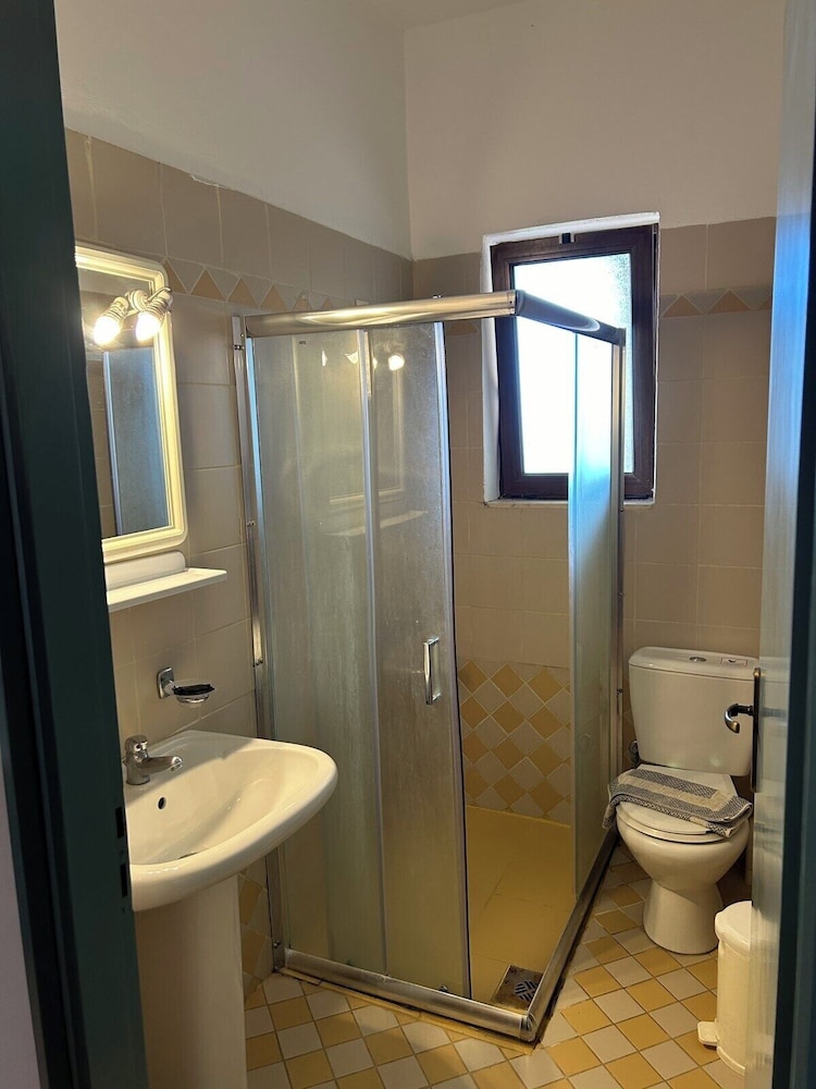 Areti Aparthotel 74/75