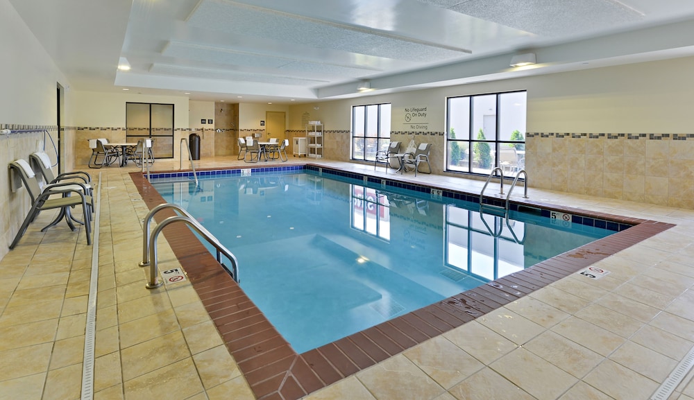 FAIRFIELD INN & SUITES CORALVILLE 33/49