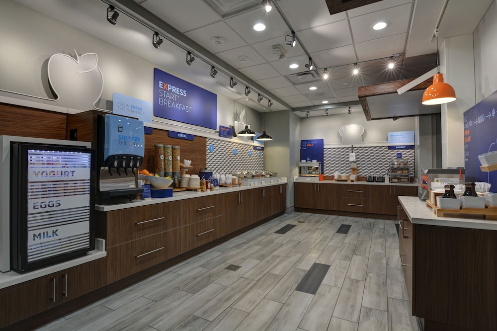 Holiday Inn Express And Suites Greenville Taylors 9/50