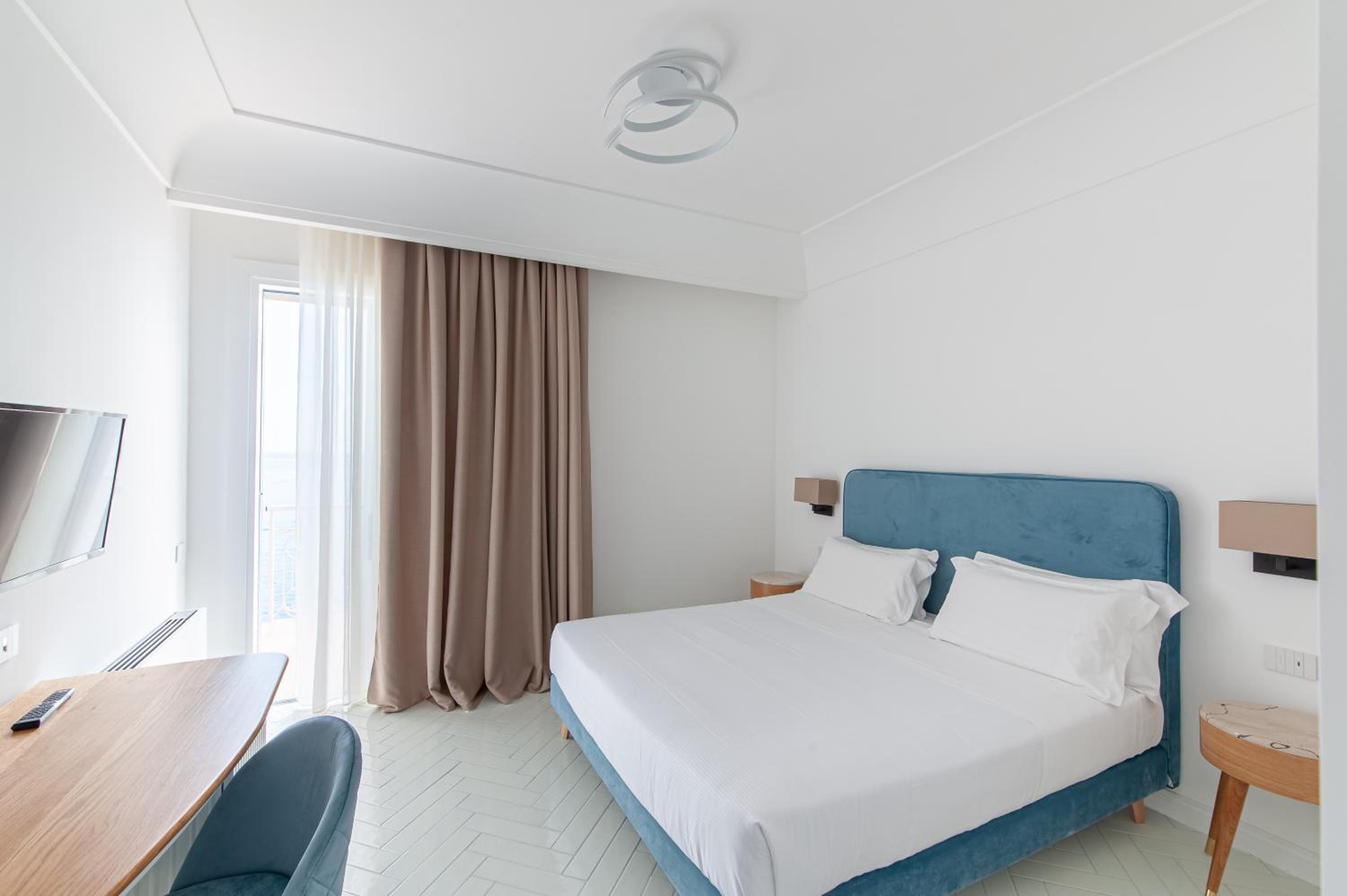 Deluxe, Queen Bed